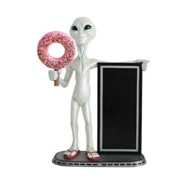 Alien mit Donut rosa und Angebotstafel lebensgroß