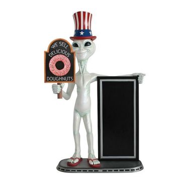 Alien amerika mit Donut auf Tafel und Angebotstafel  lebensgroß