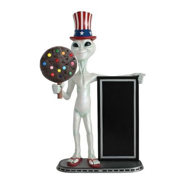 Alien amerika mit Keks dunkel und Angebotstafel lebensgroß