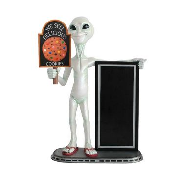 Alien mit Keks auf Tafel und Angebotstafel lebensgroß