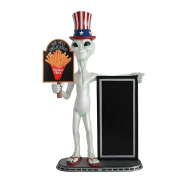 Alien amerika mit Pommes auf Tafel und Angebotstafel lebensgroß