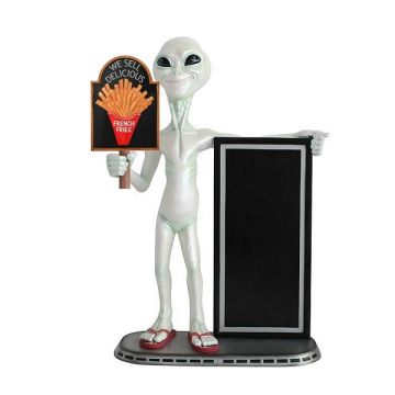 Alien mit Pommes auf Tafel und Angebotstafel lebensgroß