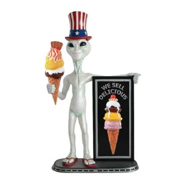 Alien mit Amerikahut, EisAngebotstafel und Eis lebensgroß