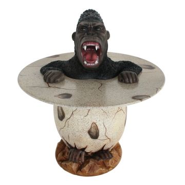 Wütender Gorilla im Ei Tisch lebensgroß
