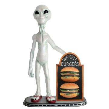 Alien mit 2 Burgern auf Angebotstafel lebensgroß