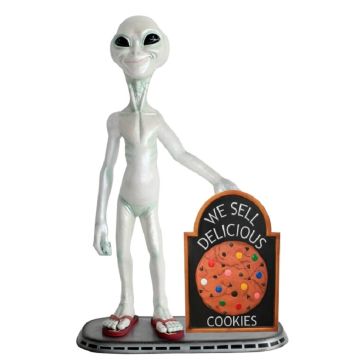 Alien mit Keks auf Angebotstafel lebensgroß