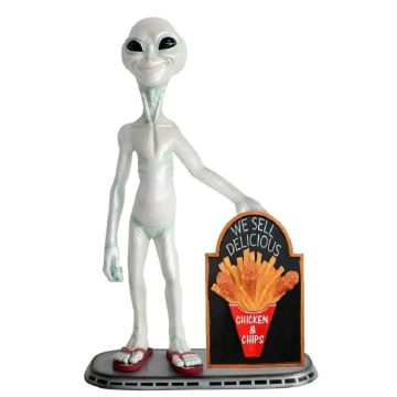 Alien mit Hühnchen und Pommes auf Angebotstafel lebensgroß