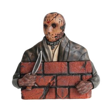 Monster Jason Voorhees hinter Mauer lebensgroß