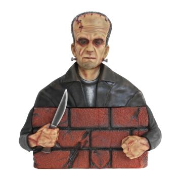 Monster Frankenstein hinter Mauer lebensgroß