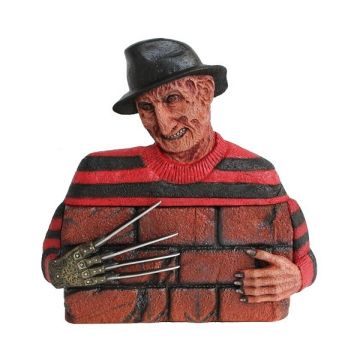 Monster Freddy Krüger hinter Mauer lebensgroß