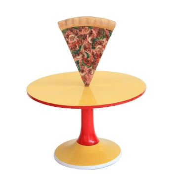 Tisch mit Pizza und kleiner Fläche vergrößert