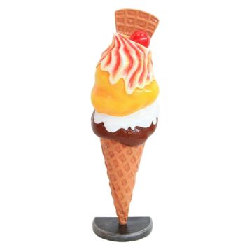 Halbes Eis mit Waffel groß vergrößert