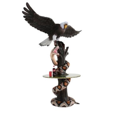 Schlange und fliegender Adler auf Baumstamm Tisch lebensgroß