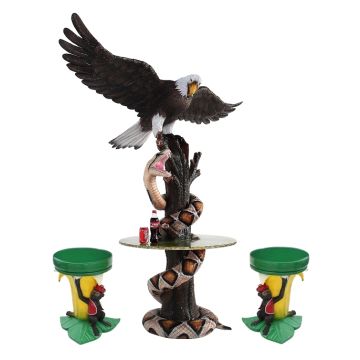 Schlange und fliegender Adler auf Baumstamm Tisch und Bananenhocker lebensgroß
