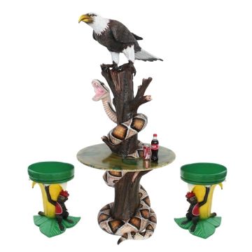 Schlange und Adler auf Baumstamm Tisch und Bananenhocker lebensgroß