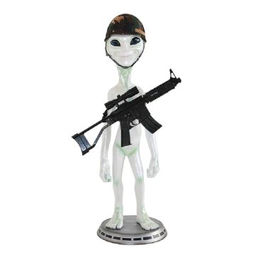 Alien mit Helm und Waffe lebensgroß