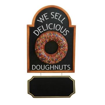 Donut braun auf Angebotstafel mit Angebotsschild vergrößert
