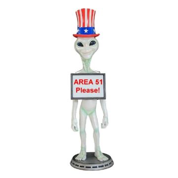 Alien mit amerikanischem Hut und Angebotsschild lebensgroß