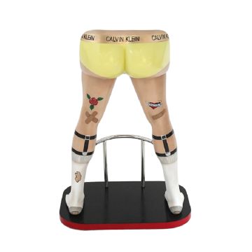 Männerbeine mit gelben Boxershorts Barhocker lebensgroß