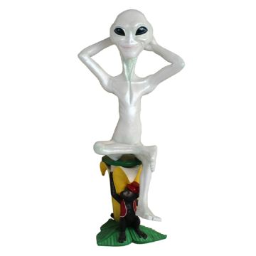 Alien auf Bananenhocker mit Affen lebensgroß