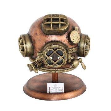Goldener Taucherhelm mit Visitenkartenhalter lebensgroß