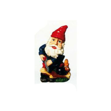 Gartenzwerg macht Feuerholz lebensgroß