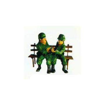 Dick und Doof als Soldaten sitzend auf Bank verkleinert
