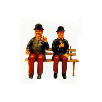 Dick und Doof sitzend auf Bank verkleinert