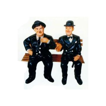 Dick und Doof im Anzug auf Sitzbank verkleinert