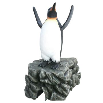 Pinguin mit gehobenen Flossen lebensgroß