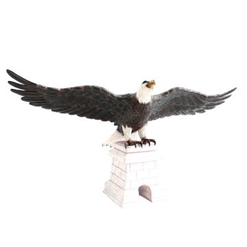 Weißköpfiger Adler auf Säule lebensgroß