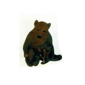 Braunbär sitzend mit zwei Kindern verkleinert