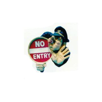 Zutritt verboten Schild *No Entry* mit Polizisten verkleinert