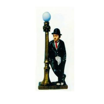 Charlie Chaplin anlehnend an Laterne verkleinert