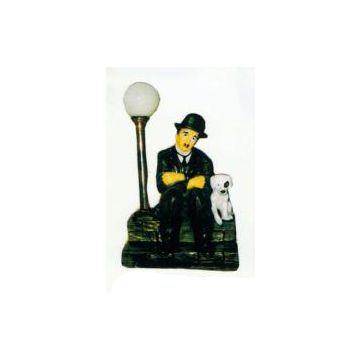 Charlie Chaplin sitzend auf Stufe klein verkleinert