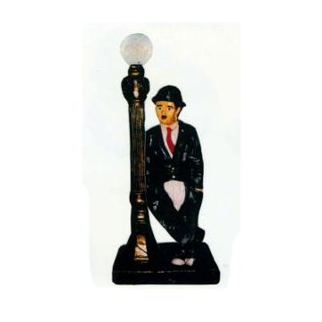 Charlie Chaplin an Laterne klein verkleinert