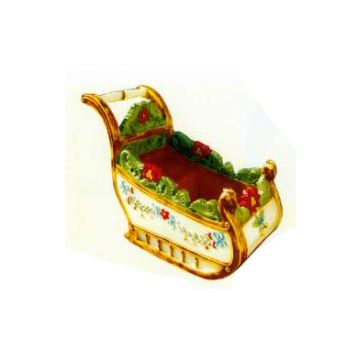 großer Weihnachtsschlitten mit Blumenmotiv lebensgroß