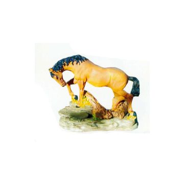 hellbraunes kleines Pferd auf Felsen verkleinert