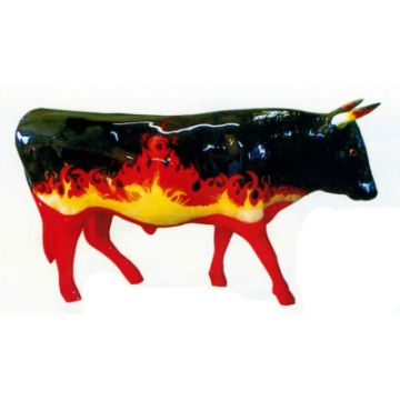 großer Stier mit feuriger Bemalung Flammen lebensgroß