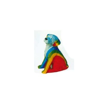 sitzender Hund mit Regenbogen bemalt lebensgroß