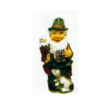 kleiner Gartenzwerg als Jäger mit Hund und Fernglas lebensgroß