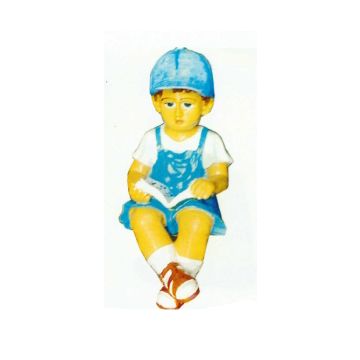 kleiner sitzender Junge mit Buch verkleinert