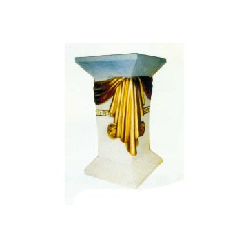 kleine Säule mit goldenem Tuch lebensgroß