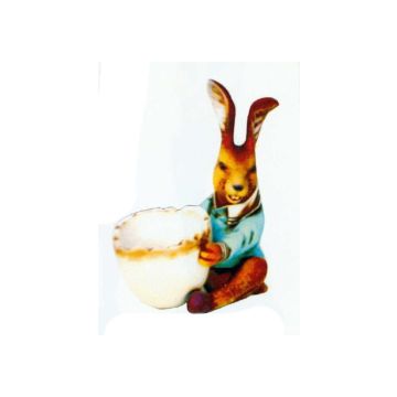 kleiner Osterhase mit Eierschale als Gefäß lebensgroß