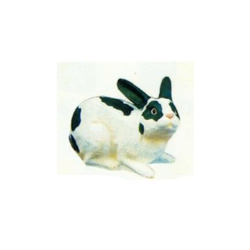 kleiner liegender weiß schwarzer Hase lebensgroß