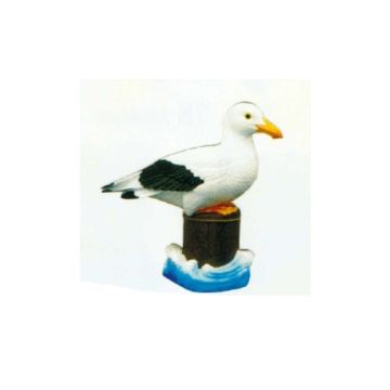 Möwe auf Holzpflock lebensgroß