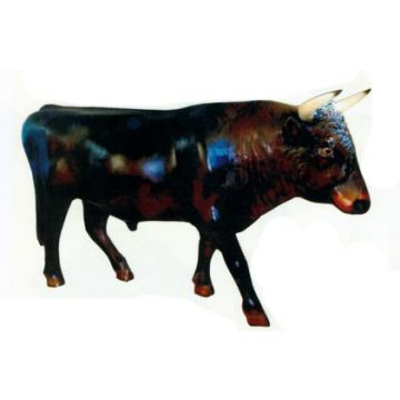 großer Stier mit Hörnern lebensgroß