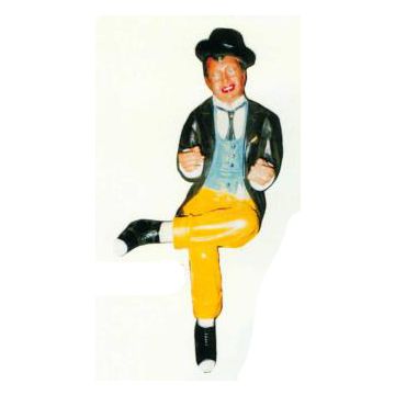 sitzender Schauspieler lesend verkleinert