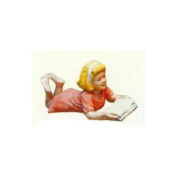junges liegendes Mädchen ließt Buch verkleinert