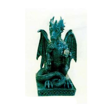 sitzender Drache mit Kugel verkleinert